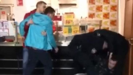 В Киеве агрессивные подростки устроили погром в супермаркете