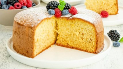 Неповторного аромату пирога надають ванілін та цедра лимона
