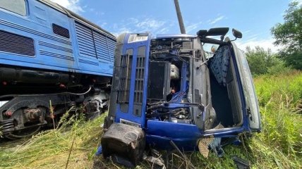 На Закарпатье пассажирский поезд снес грузовик, есть пострадавшие (фото)