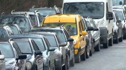 Владельцы авто с иностранными номерами блокируют дорогу перед ПП "Ужгород"