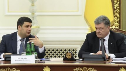 Порошенко и Гройсман поздравили украинцев с Новым годом в Facebook