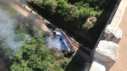 17 человек погибли, а водитель сбежал: в Бразилии автобус упал с 35-метрового виадука (фото и видео)