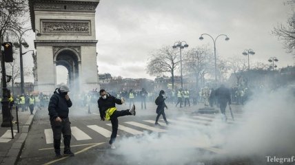 В Париже во время протестов "желтых жилетов" произошли стычки с полицией, сотни задержанных