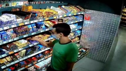 Вор, укравший шоколадку из супермаркета, вырубил охранника, сделавшего замечание (фото, видео)