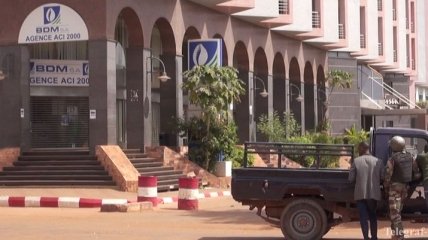 МИД: Граждан Украины среди погибших при нападении на отель в Мали нет