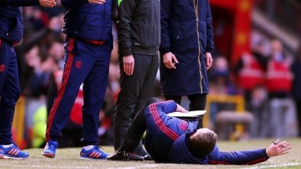 Ван Гал упал во время матча "Манчестер Юнайтед" - "Арсенал"