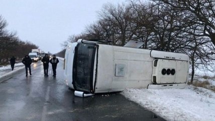 В Николаевской области на скользкой дороге перевернулся автобус с пассажирами 