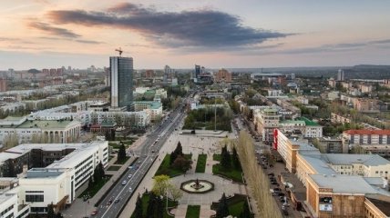 Центр Донецка пострадал от артобстрела: снаряд попал в больницу