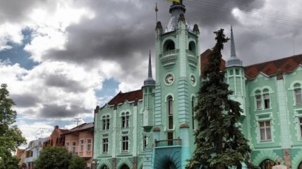 В Мукачево показали механизм старинных часов на ратуше (Видео)