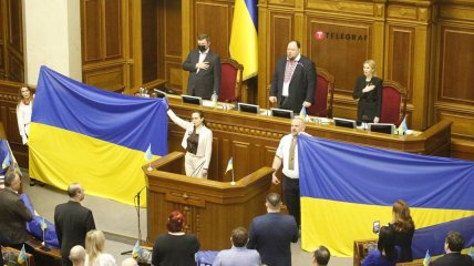 Заседание в Раде - под флагами Украины