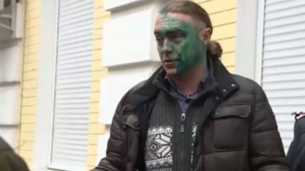 Экс-нардепа Мирошниченко облили зеленкой
