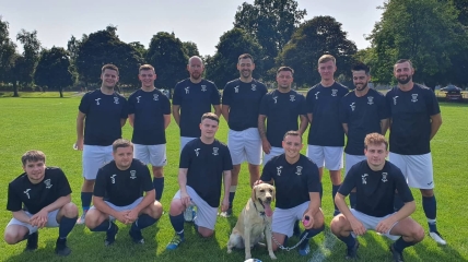 Футболисты Vale of Leven сделали командное фото с собакой после победы