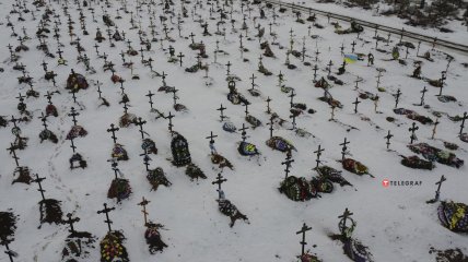 Новые могилы на кладбище в одном из украинских городов