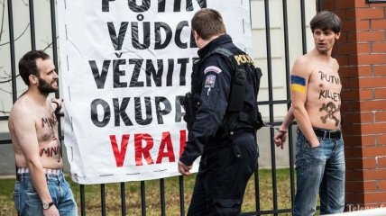 Активисты приковали себя к ограде посольства РФ в Праге