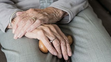 В самоизоляции пожилых людей увидели опасность: как помочь своим близким