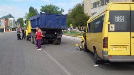 ДТП в Днепропетровской области: маршрутка врезалась в грузовик