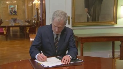 Президент Саули Ниинистьо подписывает законы о вступлении в НАТО
