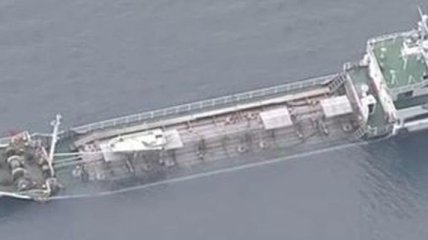 Возле Японии тонет танкер с химикатами (Видео)