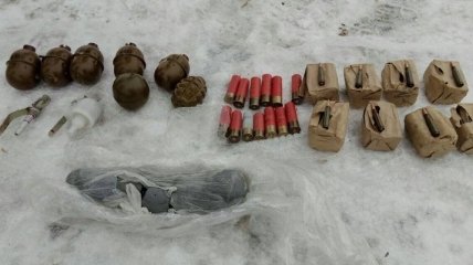 В Бахмуте трое человек пытались отправить посылкой гранаты и пластид