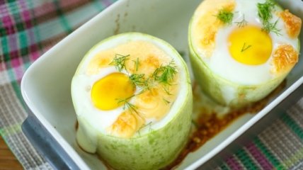 Яйця, запечені в кабачках із сиром – сніданок, який полюблять усі