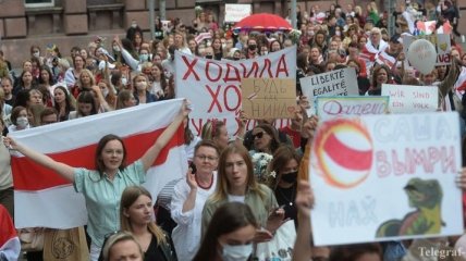 Протесты в Беларуси: в Минске проходит "Женский марш мира" (Видео)