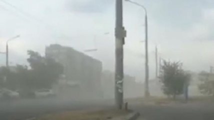 Нулевая видимость: Запорожье накрыла пылевая буря (Видео)
