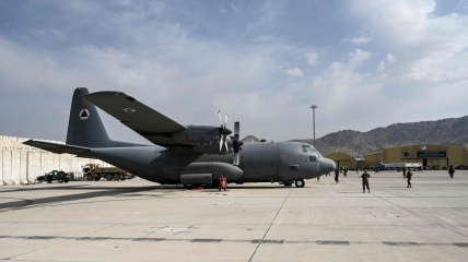 Останній літак американських сил покинув Афганістан