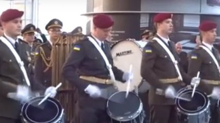 В аэропортах Украины устроили флешмоб в честь "киборгов" (Видео)