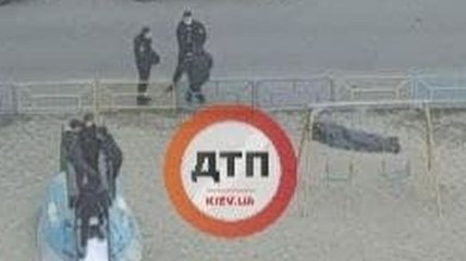 На детской площадке в Киеве нашли труп: рядом играли ничего не подозревающие дети