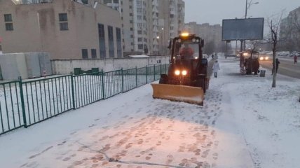 Киев из-за выпавшего снега стоит в пробках: на улицах работает снегоуборочная техника