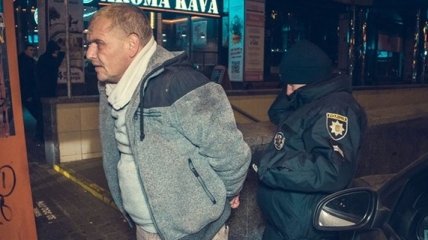 В Киеве мужчина протащил полицейского по асфальту 