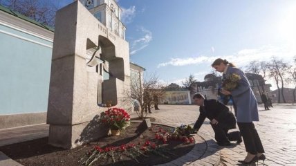 Порошенко с женой почтили память жертв Голодомора 1932-1933