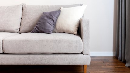 Обивку дивана легко очистить в домашних условиях