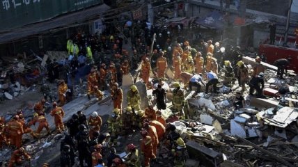 Под развалинами зданий в Китае нашли 22 погибших