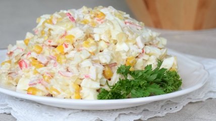 Салат из крабовых палочек (49 рецептов с фото) - рецепты с фотографиями на Поварёуральские-газоны.рф