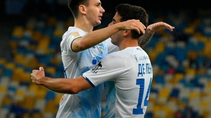 Николай Шапаренко и Карлос Де Пена празднуюn гол в матче против Колоса