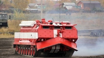 На тушении пожара в Сватово задействованы три пожарных танка ВСУ