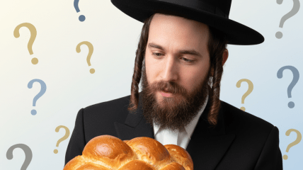 Хасид дивиться на хлібобулочний виріб та згадує його назву