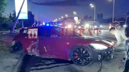 Tesla потеряла управление и вдрызг разбилась на окраине Киева (эксклюзивные фото)