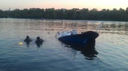 В заливе Днепра в Киеве перевернулся катер с 15 пассажирами 