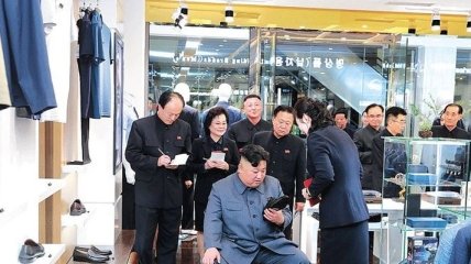 Лидер КНДР продемонстрировал "полный товаров" универмаг в Пхеньяне