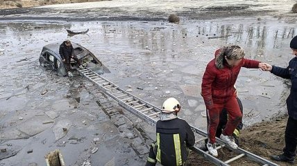 Прямиком под лед: двух людей вытащили из затонувшего авто (Фото)