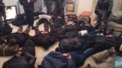Выгнали жильцов и забаррикадировались внутри: в Киеве злоумышленники захватили квартиру