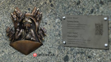 Скульптура посвящена Призраку Киева