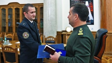 Полторак наградил лучшего выпускника Академии высшего сержантского состава ВМС США