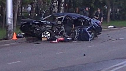 В Харькове автомобиль врезался в электроопору, погибли иностранцы