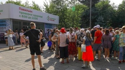 Не хотели колоться "Спутником": тысячи москвичей часами простояли в очереди за другой вакциной, всем не хватило (видео)