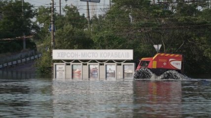 Вода от разрушения плотины затопила Херсон