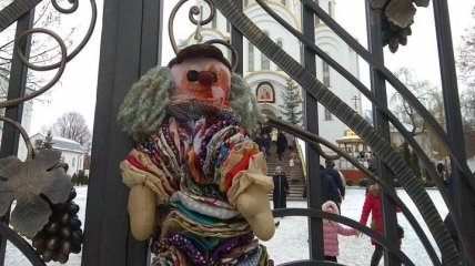 К Тернопольскому храму УПЦ принесли "окровавленные" игрушки