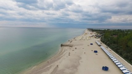 Порожні пляжі Лазурного в розпал курортного сезону 2022